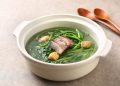 Simak cara memasak bening bayam agar tetap hijau, segar, dan tidak hitam meski disajikan seharian seperti di warteg.