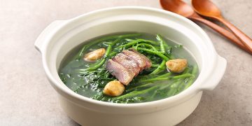 Simak cara memasak bening bayam agar tetap hijau, segar, dan tidak hitam meski disajikan seharian seperti di warteg.