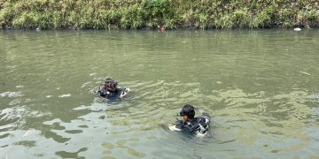 Pemuda 23 tahun tewas tenggelam di saluran irigasi Tangerang. Korban diduga mabuk sebelum kejadian. Berikut kronologi lengkapnya. (Foto: suarabantennews.com)