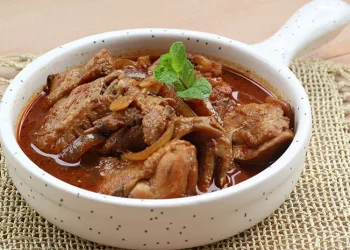 Resep semur ayam kentang dengan kuah manis gurih dan bumbu meresap. Mudah dimasak bahkan untuk pemula di dapur.