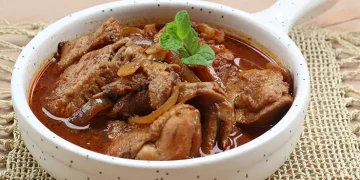 Resep semur ayam kentang dengan kuah manis gurih dan bumbu meresap. Mudah dimasak bahkan untuk pemula di dapur.