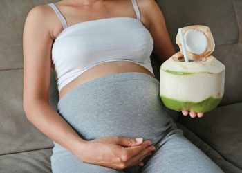 Ketahui manfaat air kelapa untuk ibu hamil dan batas aman konsumsinya agar tetap sehat selama masa kehamilan. (Foto: honestdocs.id)