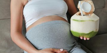 Ketahui manfaat air kelapa untuk ibu hamil dan batas aman konsumsinya agar tetap sehat selama masa kehamilan. (Foto: honestdocs.id)