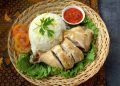 Simak resep nasi ayam Hainan ala Singapura dengan nasi gurih berkaldu dan ayam rebus yang wangi jahe serta mudah dibuat di rumah.