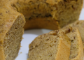 Simak resep bolu pisang kukus empuk dan manis dengan bahan sederhana. Cocok jadi camilan keluarga dan teman ngopi di rumah.