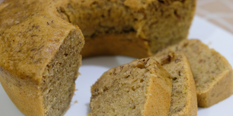 Simak resep bolu pisang kukus empuk dan manis dengan bahan sederhana. Cocok jadi camilan keluarga dan teman ngopi di rumah.