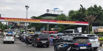 Jalur Puncak Bogor mengalami kepadatan saat long weekend. Polisi memberlakukan sistem one way dari arah Jakarta menuju kawasan wisata Puncak. (Foto: TribunnewsBogor.com/Rahmat Hidayat)