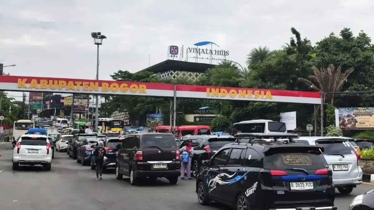 Long Weekend Picu Kepadatan Jalur Puncak, One Way Diterapkan Sejak Pagi