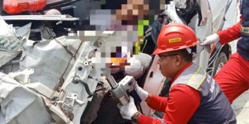 Ambulans bawa jenazah tabrak truk di Tol Tebing Tinggi Indrapura. Dua orang tewas dan sopir luka ringan akibat kecelakaan tersebut. (Foto: metro24jam.co.id)