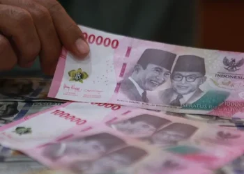Rupiah melemah ke Rp17.614 per dolar AS pada perdagangan Jumat pagi akibat penguatan dolar AS dan kenaikan imbal hasil obligasi AS. Foto: Bloomberg Technoz/Andrean Kristianto)