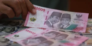 Rupiah melemah ke Rp17.614 per dolar AS pada perdagangan Jumat pagi akibat penguatan dolar AS dan kenaikan imbal hasil obligasi AS. Foto: Bloomberg Technoz/Andrean Kristianto)