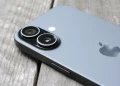 Apple dikabarkan menjajaki kerja sama dengan Intel dan Samsung untuk produksi chip, sebagai upaya mengurangi ketergantungan pada satu pemasok.
