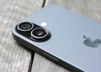 Apple dikabarkan menjajaki kerja sama dengan Intel dan Samsung untuk produksi chip, sebagai upaya mengurangi ketergantungan pada satu pemasok.