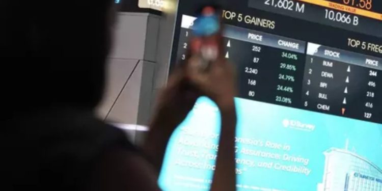 IHSG melemah hampir 4 persen pada perdagangan Senin pagi. Ratusan saham terkoreksi di tengah derasnya aksi jual asing di pasar modal. (Foto: Beritasatu Photo/David Gita Roza)