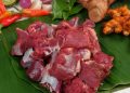 Simak cara mengolah daging sapi kurban agar empuk dan tidak alot dengan daun pepaya, nanas, hingga teknik memasak perlahan.