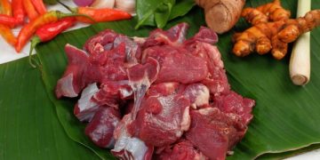 Simak cara mengolah daging sapi kurban agar empuk dan tidak alot dengan daun pepaya, nanas, hingga teknik memasak perlahan.