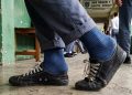 Siswa SMK di Samarinda meninggal dunia. Apakah sepatu kekecilan bisa berbahaya? Simak penjelasan medisnya.