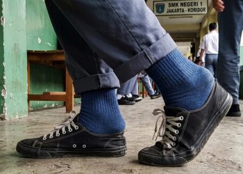 Siswa SMK di Samarinda meninggal dunia. Apakah sepatu kekecilan bisa berbahaya? Simak penjelasan medisnya.