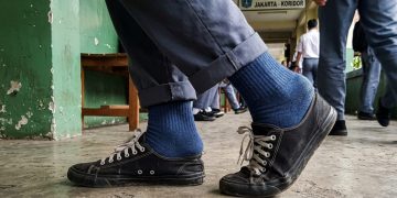 Siswa SMK di Samarinda meninggal dunia. Apakah sepatu kekecilan bisa berbahaya? Simak penjelasan medisnya.