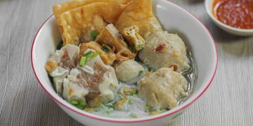 Resep kuah bakso bening gurih ala rumahan yang simpel, hemat, dan sedap. Lengkap dengan tips agar kaldu bening dan rasa makin mantap.