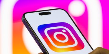 Instagram akan menghapus enkripsi DM mulai Mei. Meta sebut fitur ini jarang digunakan, namun memicu kekhawatiran soal privasi.