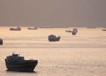 Kapal tanker dihantam proyektil di perairan UEA. Otoritas maritim Inggris imbau kapal lain berhati hati di tengah ketegangan Selat Hormuz. (Foto: REUTERS/Stringer)