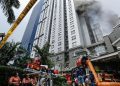 Kebakaran Apartemen Mediterania Jakarta Barat dipicu panel listrik basement, asap menyebar ke lantai atas, puluhan penghuni dirujuk ke rumah sakit. (Foto: ANTARA FOTO/ASPRILLA DWI ADHA)