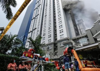 Kebakaran Apartemen Mediterania Jakarta Barat dipicu panel listrik basement, asap menyebar ke lantai atas, puluhan penghuni dirujuk ke rumah sakit. (Foto: ANTARA FOTO/ASPRILLA DWI ADHA)