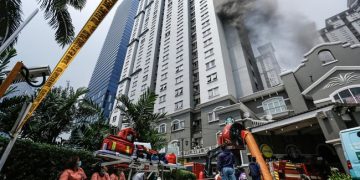 Kebakaran Apartemen Mediterania Jakarta Barat dipicu panel listrik basement, asap menyebar ke lantai atas, puluhan penghuni dirujuk ke rumah sakit. (Foto: ANTARA FOTO/ASPRILLA DWI ADHA)