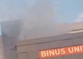 Kebakaran terjadi di Binus Kemanggisan Jakarta Barat pada Jumat pagi. Asap tebal mengepul dan petugas damkar langsung melakukan pemadaman.