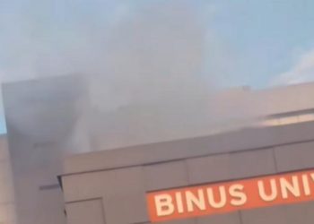 Kebakaran terjadi di Binus Kemanggisan Jakarta Barat pada Jumat pagi. Asap tebal mengepul dan petugas damkar langsung melakukan pemadaman.