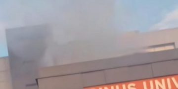 Kebakaran terjadi di Binus Kemanggisan Jakarta Barat pada Jumat pagi. Asap tebal mengepul dan petugas damkar langsung melakukan pemadaman.