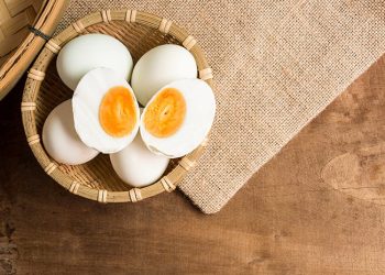 Simak cara membuat telur asin rumahan tanpa abu gosok dengan metode air garam. Hasilnya tetap masir dan mudah dipraktikkan di rumah.