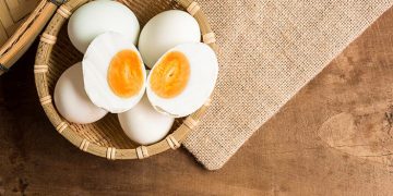 Simak cara membuat telur asin rumahan tanpa abu gosok dengan metode air garam. Hasilnya tetap masir dan mudah dipraktikkan di rumah.