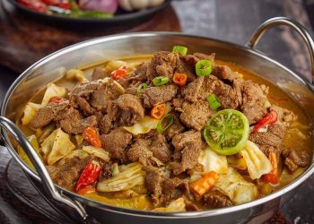 Resep tongseng kambing empuk dan gurih dengan kuah santan rempah yang sedap. Cocok jadi olahan daging kurban anti prengus.