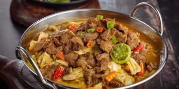 Resep tongseng kambing empuk dan gurih dengan kuah santan rempah yang sedap. Cocok jadi olahan daging kurban anti prengus.
