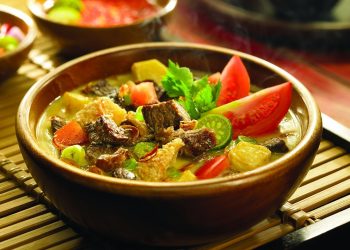 Jelajahi ragam makanan khas Indonesia yang menawarkan cita rasa autentik dan pengalaman kuliner unik bagi wisatawan asing.