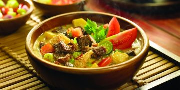 Jelajahi ragam makanan khas Indonesia yang menawarkan cita rasa autentik dan pengalaman kuliner unik bagi wisatawan asing.