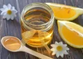 Rutin minum air lemon madu selama sebulan dipercaya membantu hidrasi, pencernaan, hingga menjaga kesehatan usus secara alami.