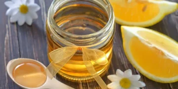 Rutin minum air lemon madu selama sebulan dipercaya membantu hidrasi, pencernaan, hingga menjaga kesehatan usus secara alami.