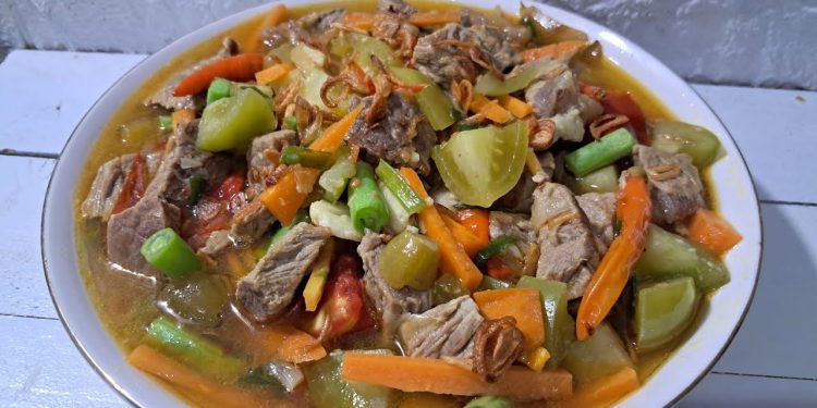 Simak resep asem-asem daging buncis wortel dengan kuah segar dan gurih yang cocok untuk menu makan keluarga sehari-hari.