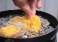 Minyak goreng berbusa saat memasak bisa disebabkan sisa sabun hingga minyak rusak. Simak penyebab dan cara mengatasinya di sini.