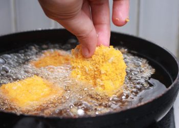 Minyak goreng berbusa saat memasak bisa disebabkan sisa sabun hingga minyak rusak. Simak penyebab dan cara mengatasinya di sini.