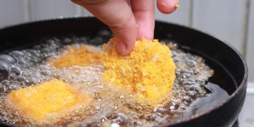 Minyak goreng berbusa saat memasak bisa disebabkan sisa sabun hingga minyak rusak. Simak penyebab dan cara mengatasinya di sini.