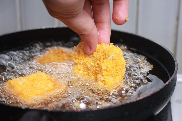 Minyak Goreng Berbusa Saat Memasak? Ini Penyebab dan Cara Mengatasinya
