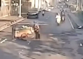 Kasus tabrak lari di Jakarta Timur libatkan Pajero hitam. Lansia pedagang buah terluka serius, polisi masih memburu pelaku. (Foto: Istimewa/layar tangkap CCTV)