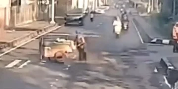Kasus tabrak lari di Jakarta Timur libatkan Pajero hitam. Lansia pedagang buah terluka serius, polisi masih memburu pelaku. (Foto: Istimewa/layar tangkap CCTV)