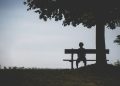 Kesepian tidak hanya berdampak pada emosi, tapi juga kesehatan jantung. Simak penjelasan medis dan faktor risikonya.