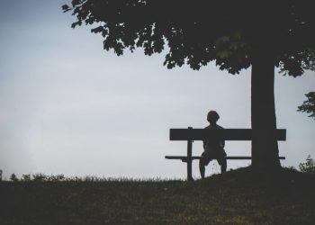 Kesepian tidak hanya berdampak pada emosi, tapi juga kesehatan jantung. Simak penjelasan medis dan faktor risikonya.