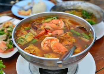 Resep tom yam udang kuah asam segar khas Thailand yang gurih, pedas, dan praktis dibuat di rumah untuk menu makan malam spesial.